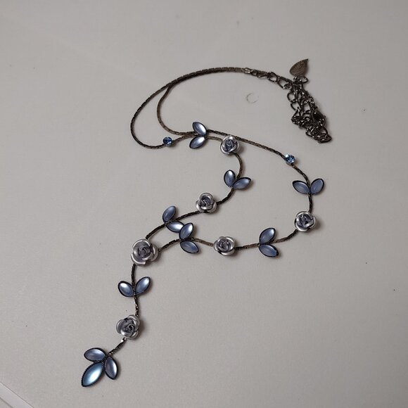 19 Inch Pretty Blue Flower Necklace - Picture 1 of 8